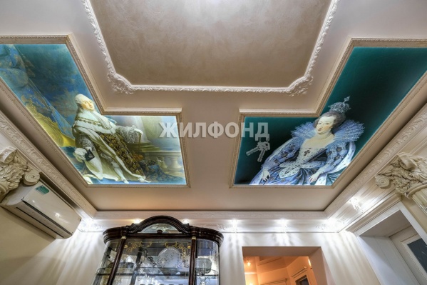 Слева на потолке в квартире на Автогенной — король Франции Людовик XVI, справа — Анна Австрийская. Эту королеву играли многие известные актрисы: россиянам ближе всего образ Алисы Фрейндлих в фильме «Д’Артаньян и три мушкетера» Слева на потолке в квартире на Автогенной — король Франции Людовик XVI, справа — Анна Австрийская. Эту королеву играли многие известные актрисы: россиянам ближе всего образ Алисы Фрейндлих в фильме «Д’Артаньян и три мушкетера»