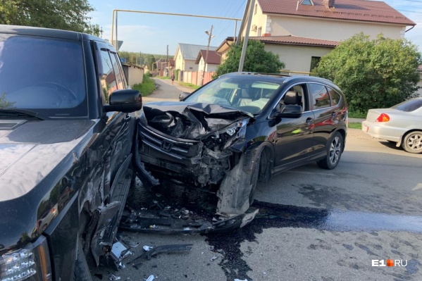 Удар пришелся в бок Range Rover, водитель которого не уступил дорогу Удар пришелся в бок Range Rover, водитель которого не уступил дорогу