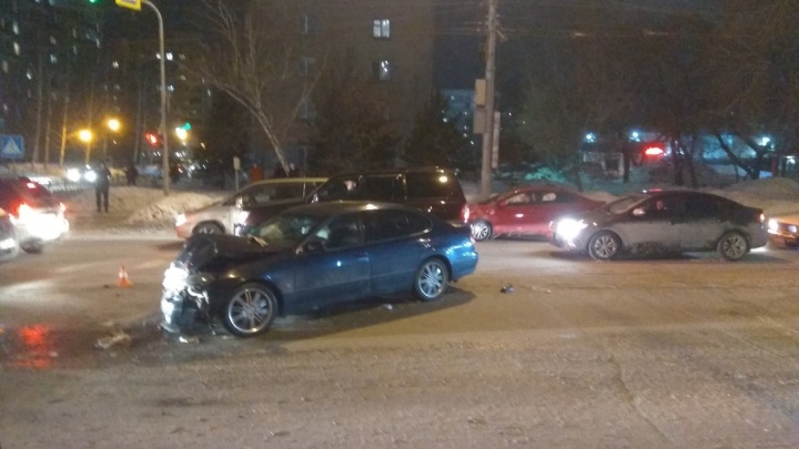 В Заельцовском районе водитель легковушки получил открытую черепно-мозговую травму в ДТП