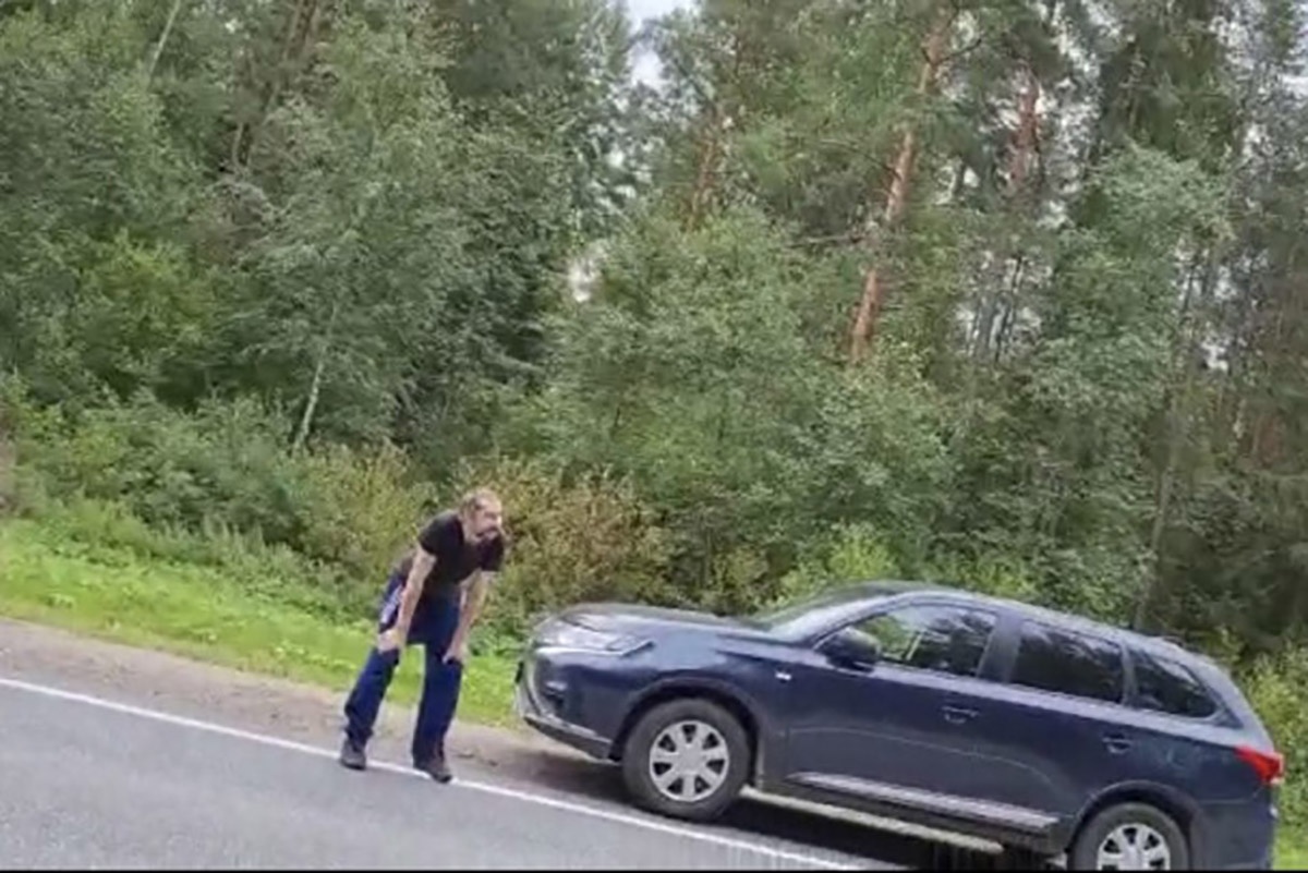 Странного человека со шрамом, кидавшегося на машины под Петербургом, сняли на видео незадолго до смерти