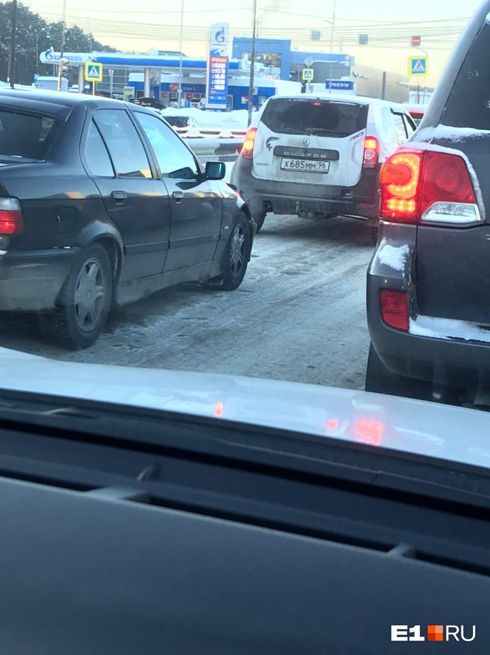 Здесь отчетливо видно, что на дороге снежный накат Здесь отчетливо видно, что на дороге снежный накат