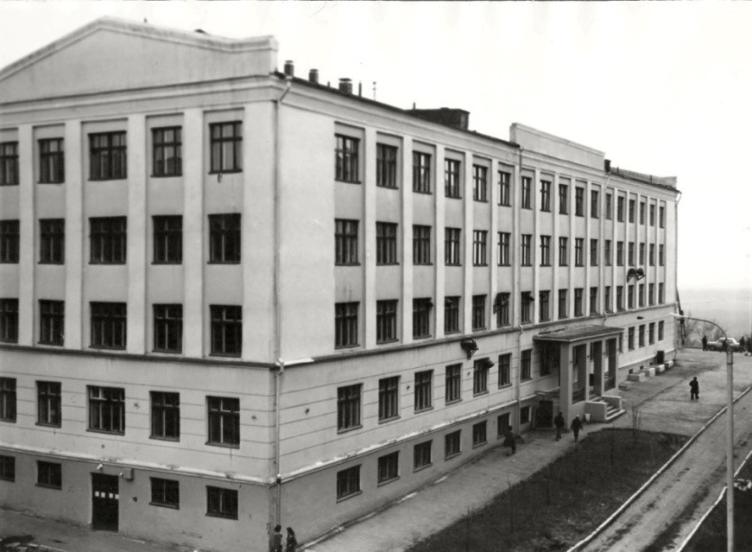 Главный корпус БашГУ строили с 1950 по 1957 годы Главный корпус БашГУ строили с 1950 по 1957 годы