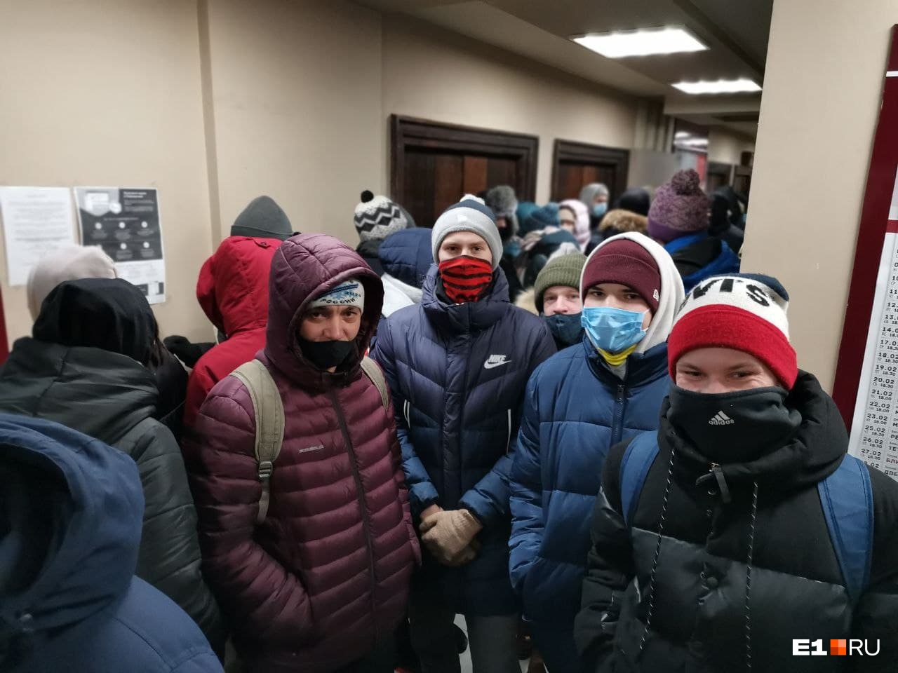 Василий (справа) пришел ради своего 18-летнего сына, вместе с ним и его друзьями Василий (справа) пришел ради своего 18-летнего сына, вместе с ним и его друзьями
