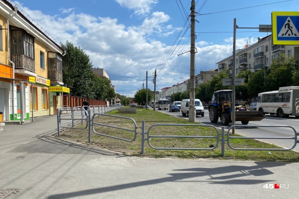 Пару лет назад курганцы активно обсуждали необходимость установки ограждений вдоль дорог Пару лет назад курганцы активно обсуждали необходимость установки ограждений вдоль дорог