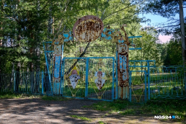 Ворота лагеря покрылись ржавчиной, как и многие другие объекты Ворота лагеря покрылись ржавчиной, как и многие другие объекты