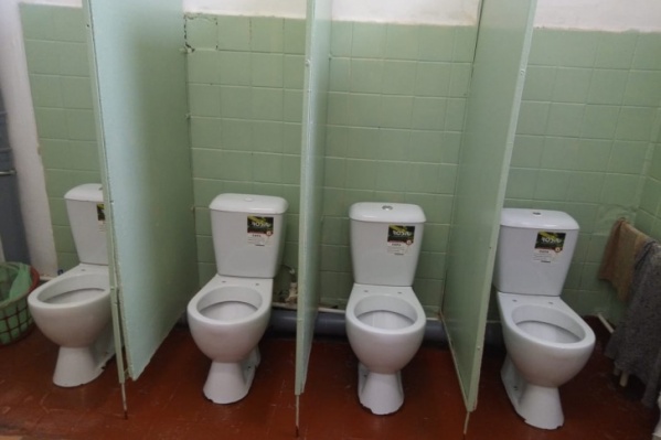 Фото школьного туалета