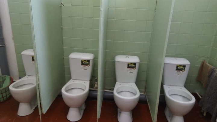 «Не запрещено»: власти Переславля рассказали, почему в школьных туалетах нет дверей и сидений на унитазах