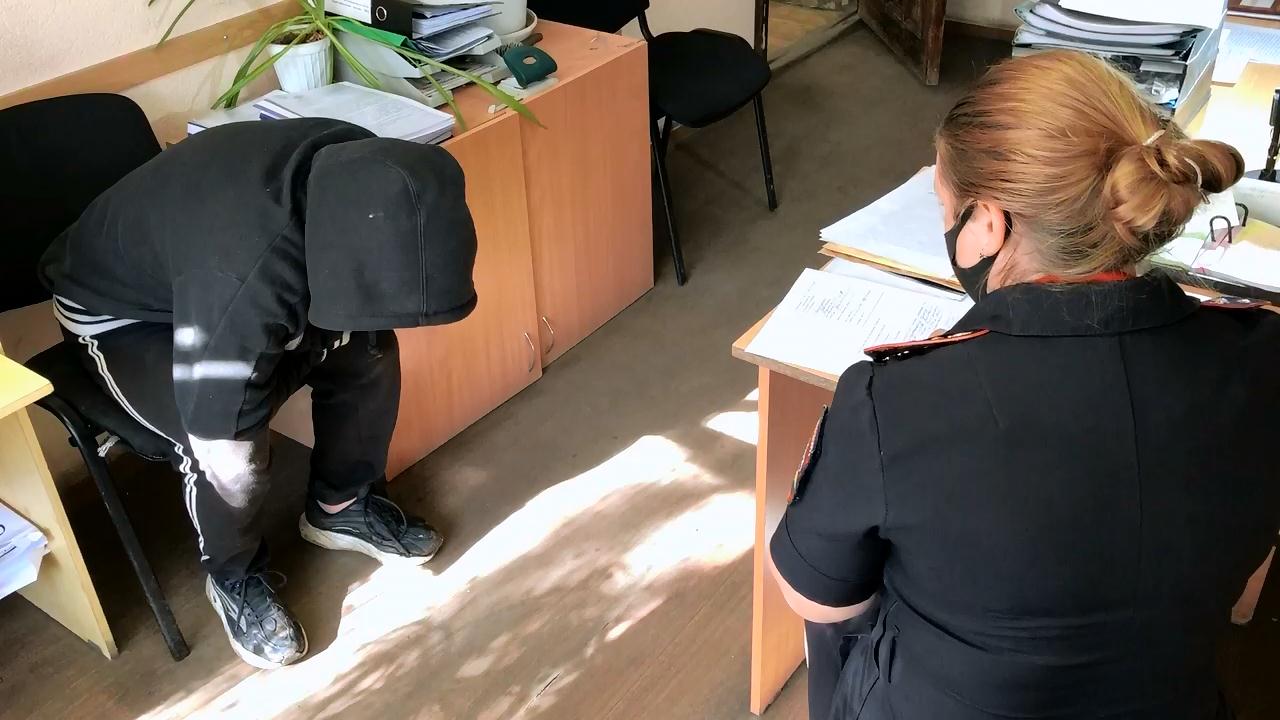 В Екатеринбурге нашли подростка, который прятался от родителей. Его вытащили из-под кровати
