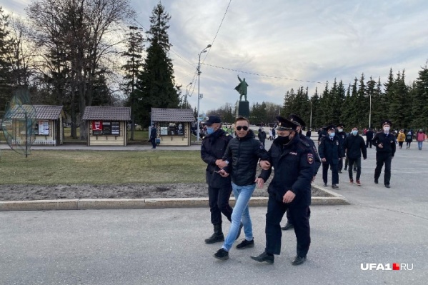 Митинг в Уфе, как и по всей России, сопровождался полицейскими задержаниями Митинг в Уфе, как и по всей России, сопровождался полицейскими задержаниями