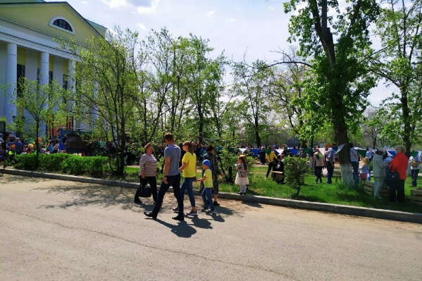 Вот здесь, прямо около Дома культуры в центре парка, и планируют построить храм Вот здесь, прямо около Дома культуры в центре парка, и планируют построить храм