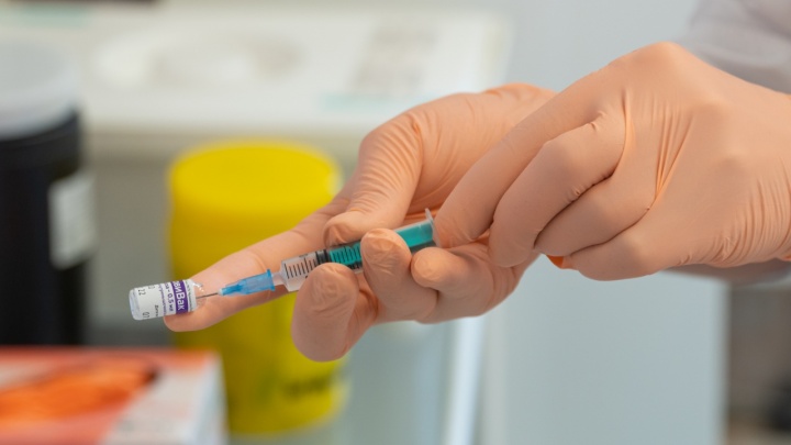 Краевой Роспотребнадзор обязал работодателей вакцинировать не менее 80% сотрудников