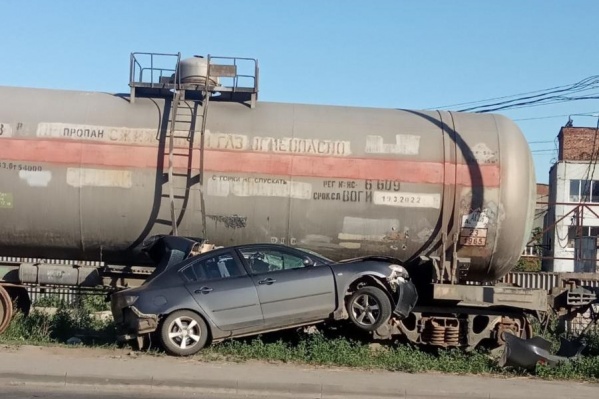 Автомобиль застрял под цистерной Автомобиль застрял под цистерной