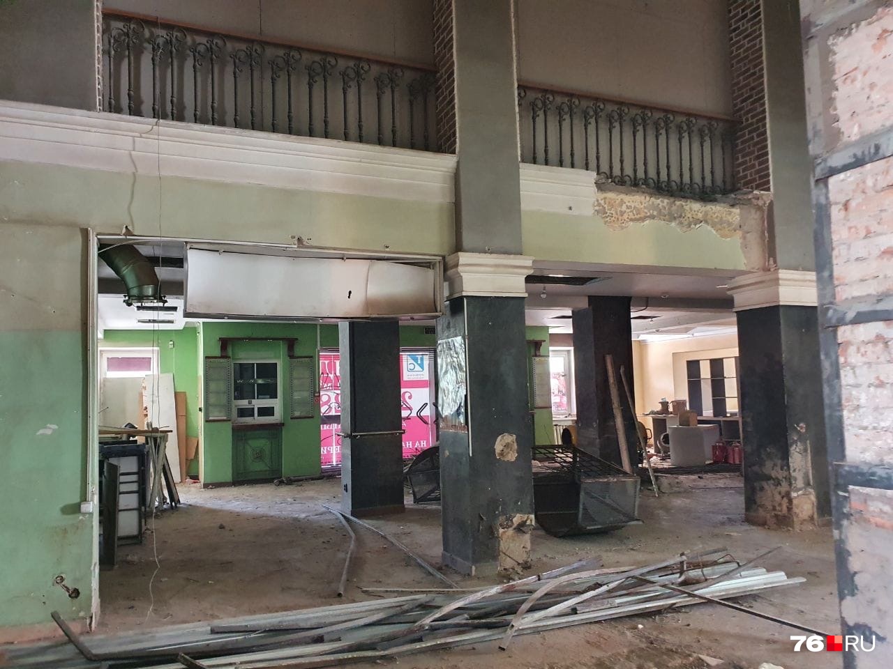 На полу валяются железные балки На полу валяются железные балки