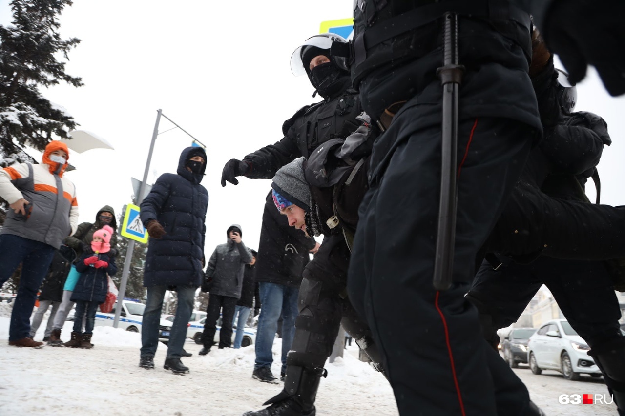 Одного человека вели сразу несколько омоновцев Одного человека вели сразу несколько омоновцев