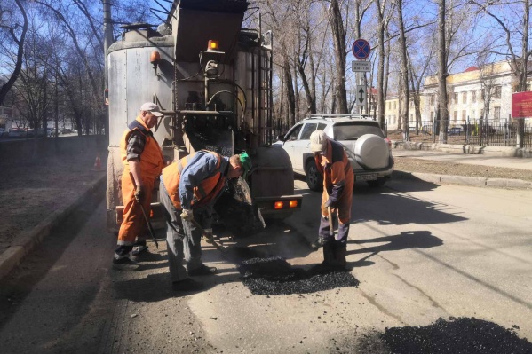 Сейчас рабочие латают аварийные участки на улице Сейчас рабочие латают аварийные участки на улице