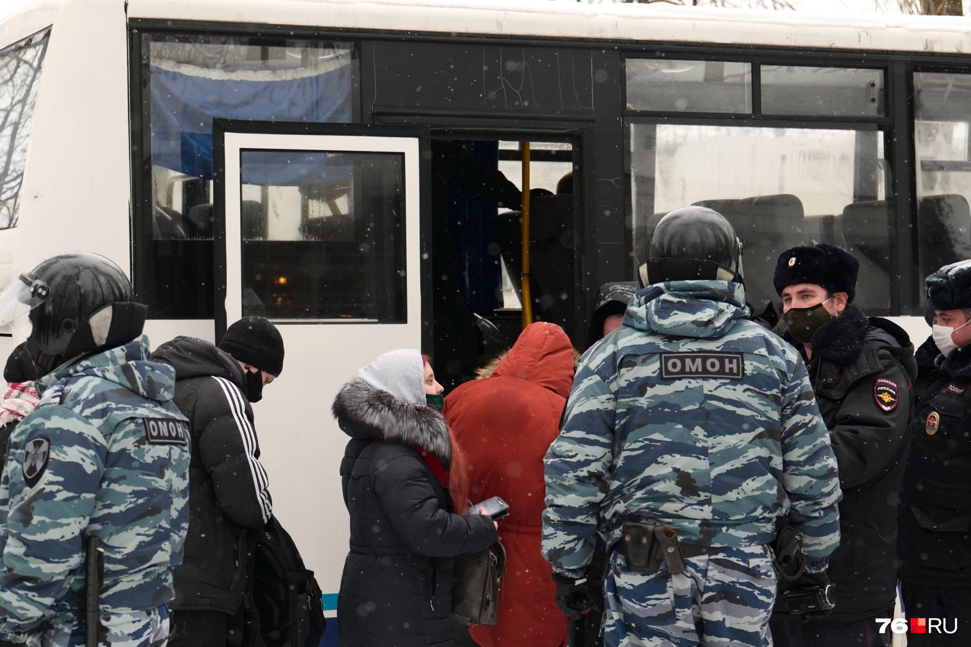 Людей заводили в полицейские автобусы Людей заводили в полицейские автобусы