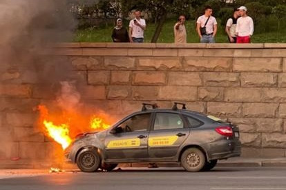 В Екатеринбурге у Храма на Крови машина загорелась прямо на дороге