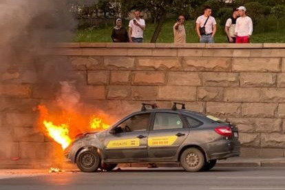 Языки пламени вырывались из-под капота Языки пламени вырывались из-под капота