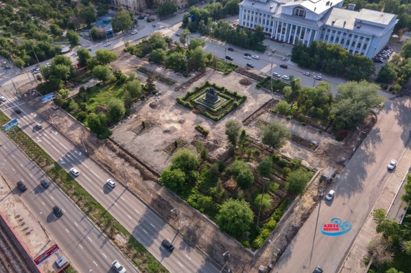 Сейчас площадь выглядит несколько лучше, чем три месяца назад Сейчас площадь выглядит несколько лучше, чем три месяца назад