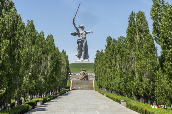 Не исключено, что усилиями чиновников уже скоро за Родиной-матерью вырастет стена высоток Не исключено, что усилиями чиновников уже скоро за Родиной-матерью вырастет стена высоток