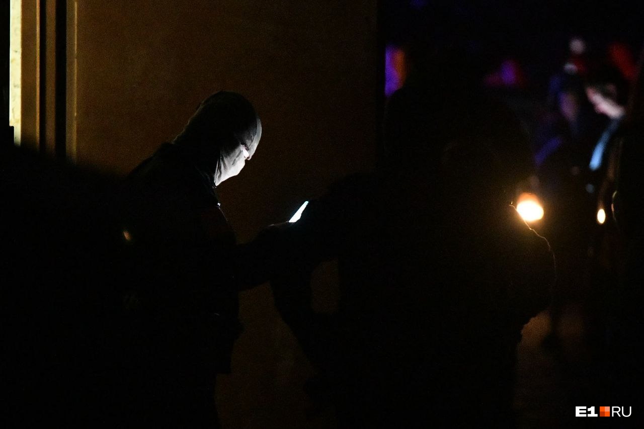 Перед задержанием никого не впускали в подъезд силовики в масках Перед задержанием никого не впускали в подъезд силовики в масках