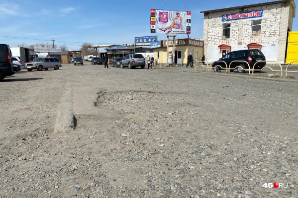 Дорогой у магазинов на улице Некрасова пользуется множество автомобилистов, поэтому они давно ждут ремонта асфальтового покрытия Дорогой у магазинов на улице Некрасова пользуется множество автомобилистов, поэтому они давно ждут ремонта асфальтового покрытия