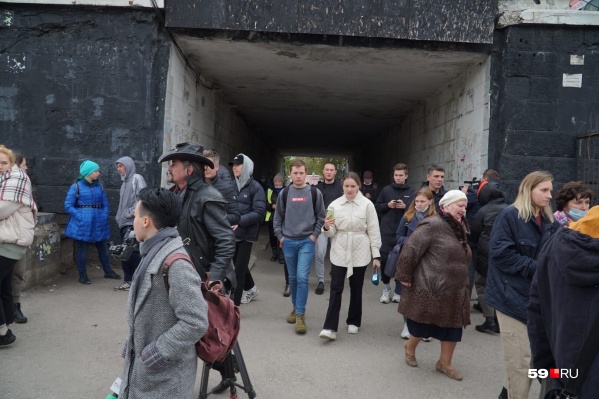 Эвакуированные студенты недалеко от кампуса ПГНИУ Эвакуированные студенты недалеко от кампуса ПГНИУ