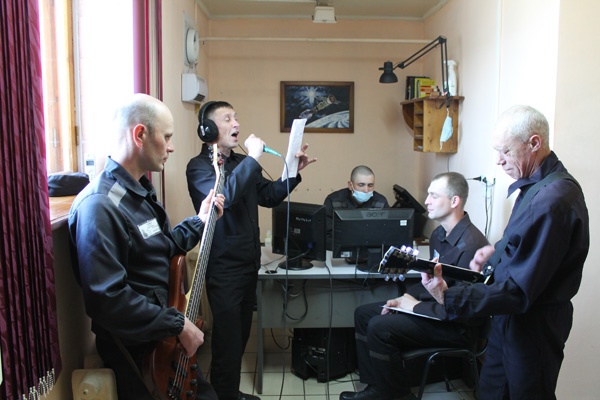 Заключенные в Кузбассе записали сказки. Их отправят детям осужденных
