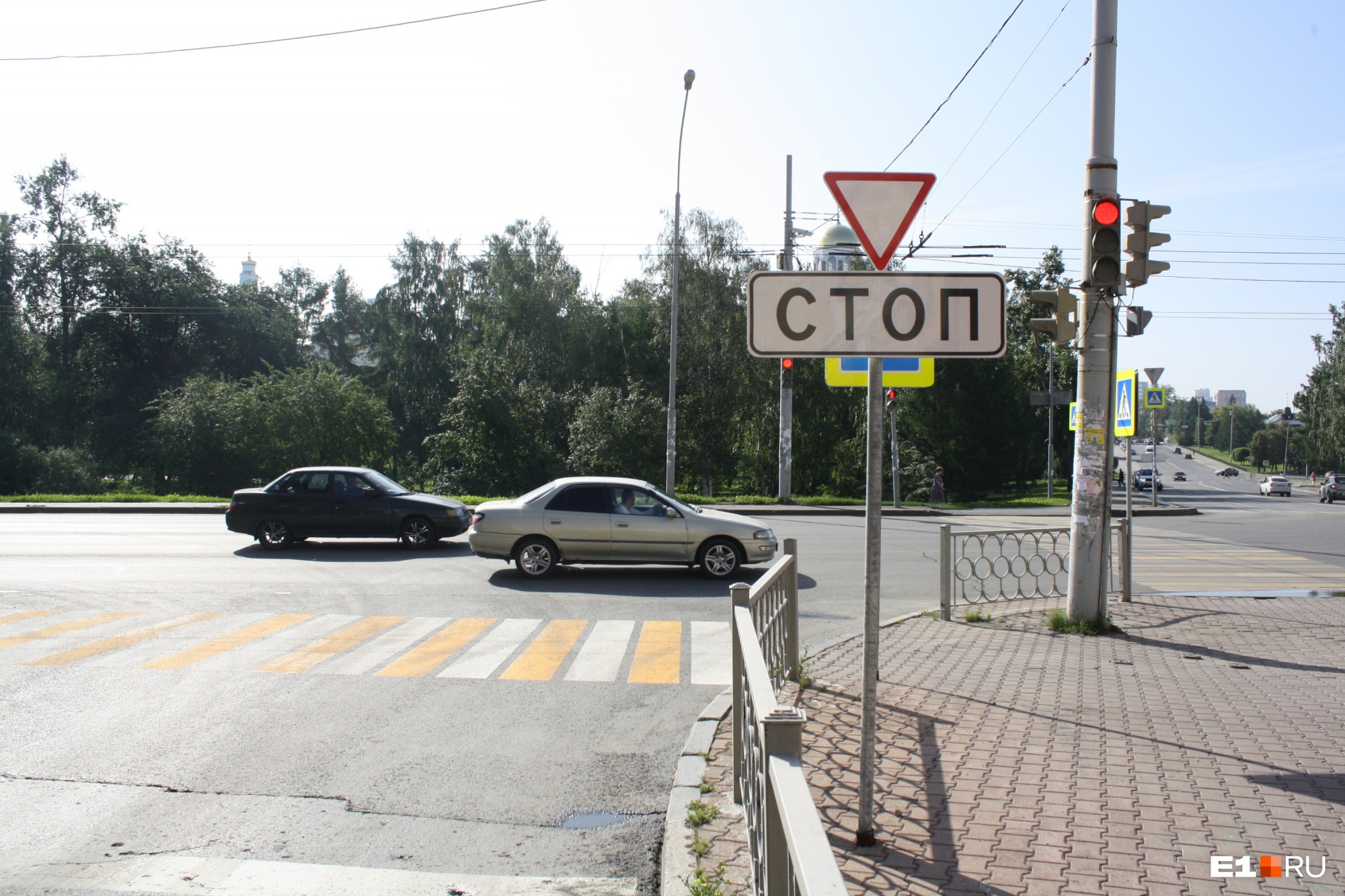 В Екатеринбурге возле дома губернатора установили новый светофор, чтобы избежать аварий