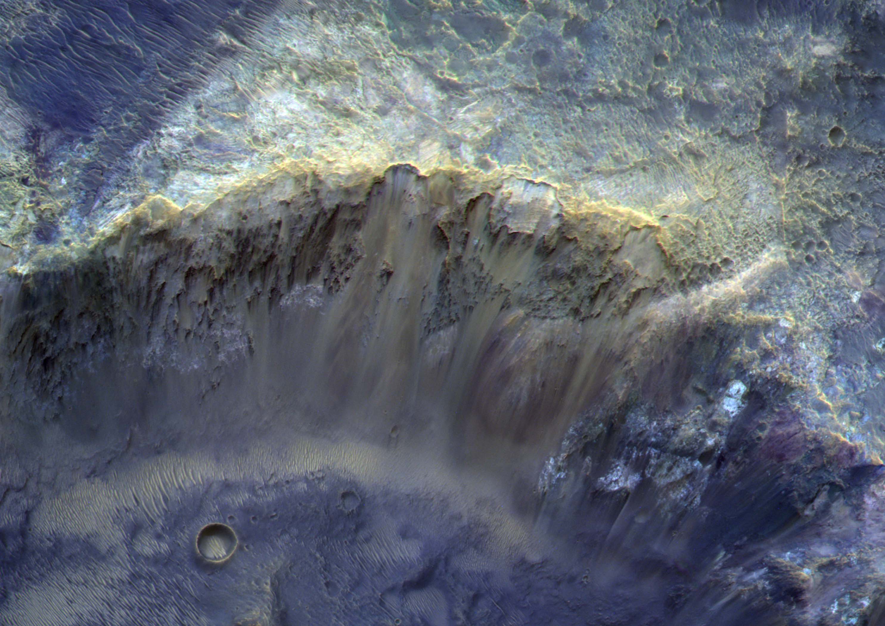 «Роскосмос» показал стену марсианского кратера всех цветов радуги