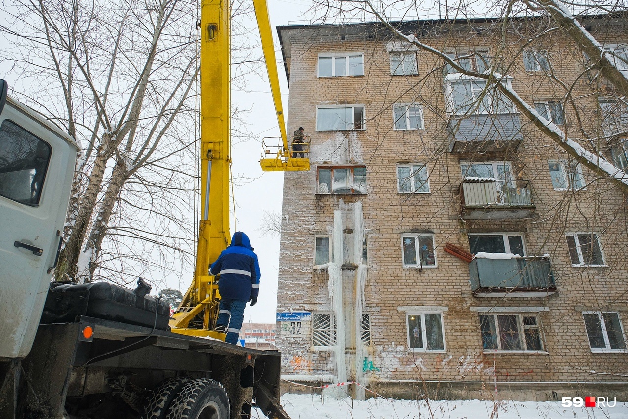 Сегодня рабочие приехали убрать лед Сегодня рабочие приехали убрать лед