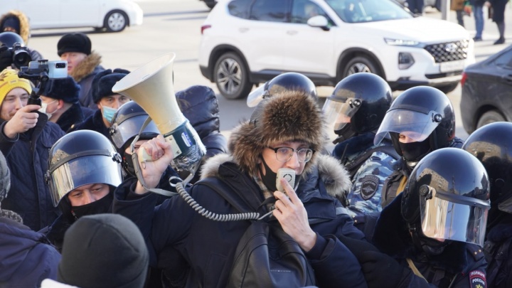 Сотрудников омского штаба Навального задержали на акции протеста в центре города