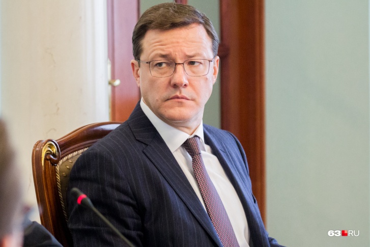 По мнению Дмитрия Азарова, платные парковки нужно внедрить после развития транспортной инфраструктуры По мнению Дмитрия Азарова, платные парковки нужно внедрить после развития транспортной инфраструктуры