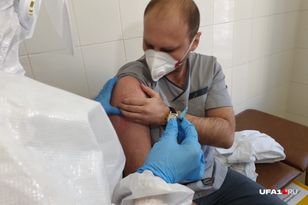 Прививку от коронавируса проводят в два этапа Прививку от коронавируса проводят в два этапа