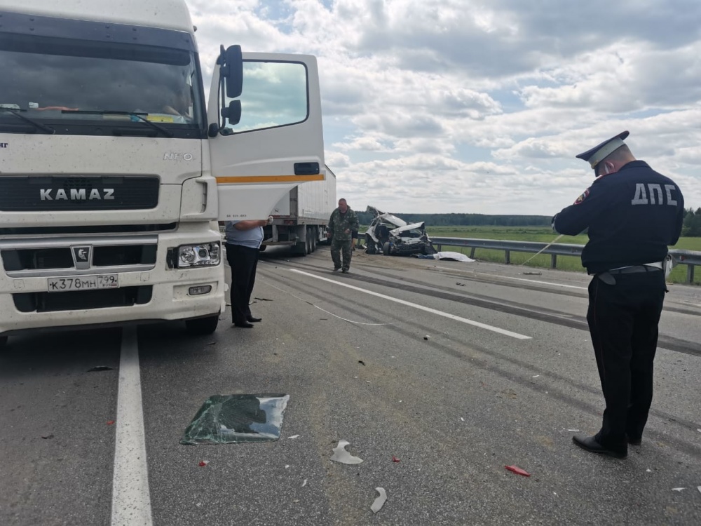 В Березовском вынесли приговор дальнобойщику, который зазевался и вытолкнул легковушку под встречный грузовик