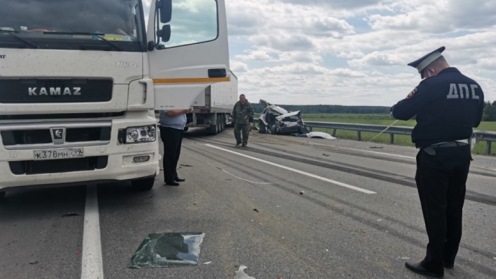 В Березовском вынесли приговор дальнобойщику, который зазевался и вытолкнул легковушку под встречный грузовик