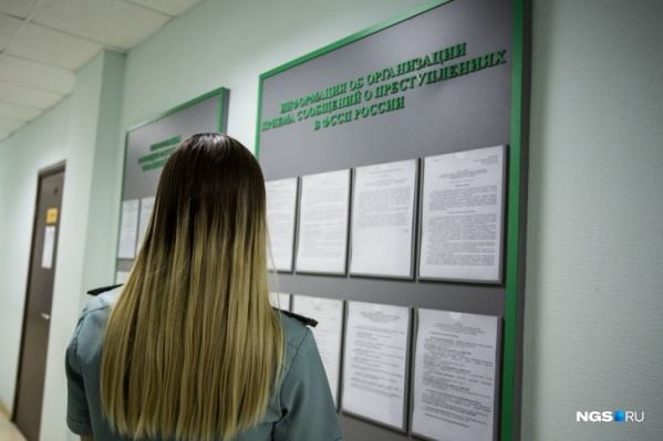 Мужчина приехал в отдел судебных приставов на машине, и там на нее наложили арест Мужчина приехал в отдел судебных приставов на машине, и там на нее наложили арест