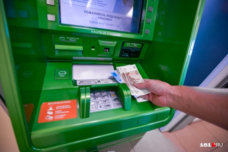 Мошенники попросили пенсионера обналичить накопленные средства и перевести их на «безопасные» счета Мошенники попросили пенсионера обналичить накопленные средства и перевести их на «безопасные» счета