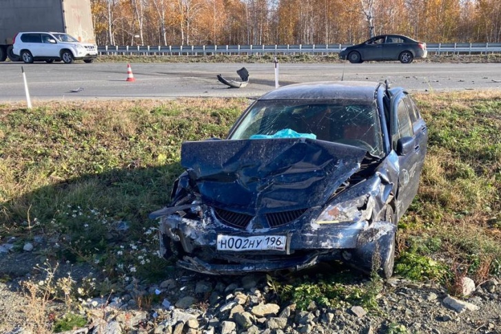 Водителя Mitsubishi увезли на скорой Водителя Mitsubishi увезли на скорой