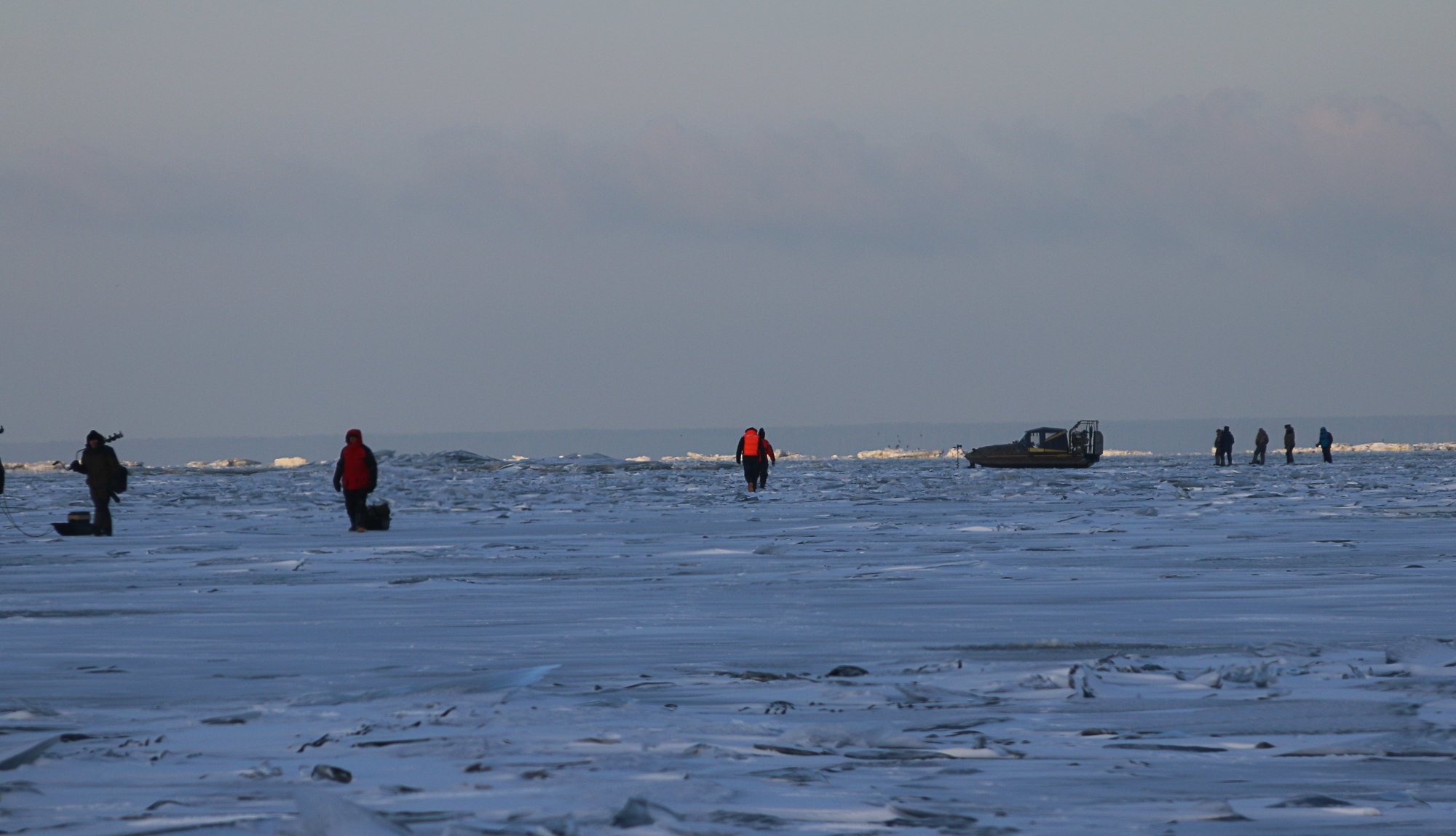 Рыбаки на льду финского залива