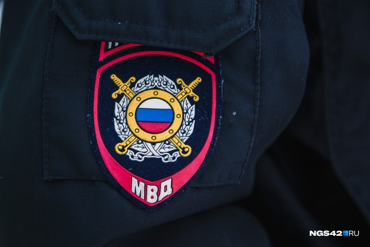 Девочка упала в бочку с водой случайно Девочка упала в бочку с водой случайно