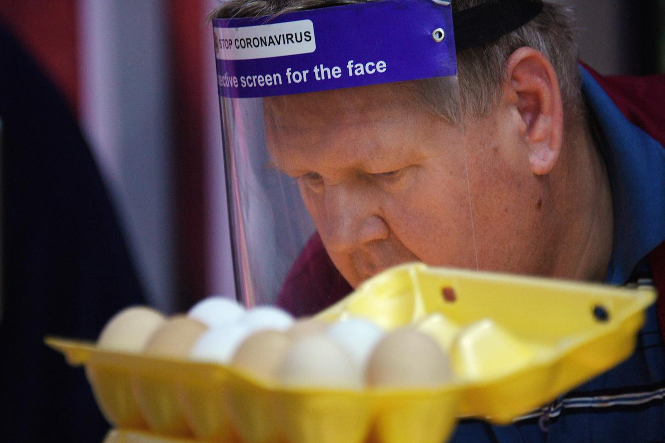 Вам яйца или колоться? Как в России заманивают на вакцинацию