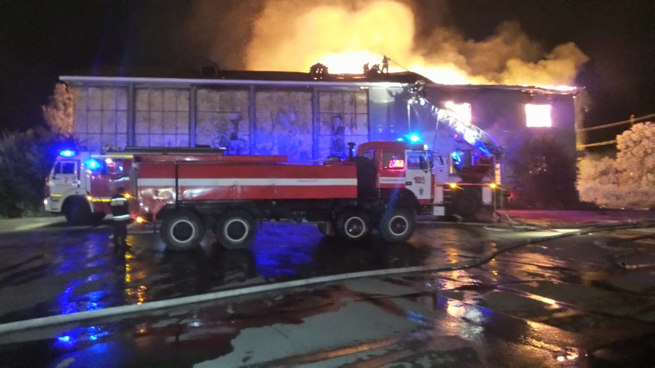 На Широкой Речке крупный пожар: загорелось здание бывшего клуба
