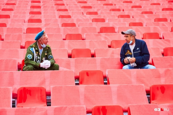 Попасть на парад, как и в прошлые годы, можно будет по приглашениям. Но зрителей рассадят с учетом социальной дистанции Попасть на парад, как и в прошлые годы, можно будет по приглашениям. Но зрителей рассадят с учетом социальной дистанции