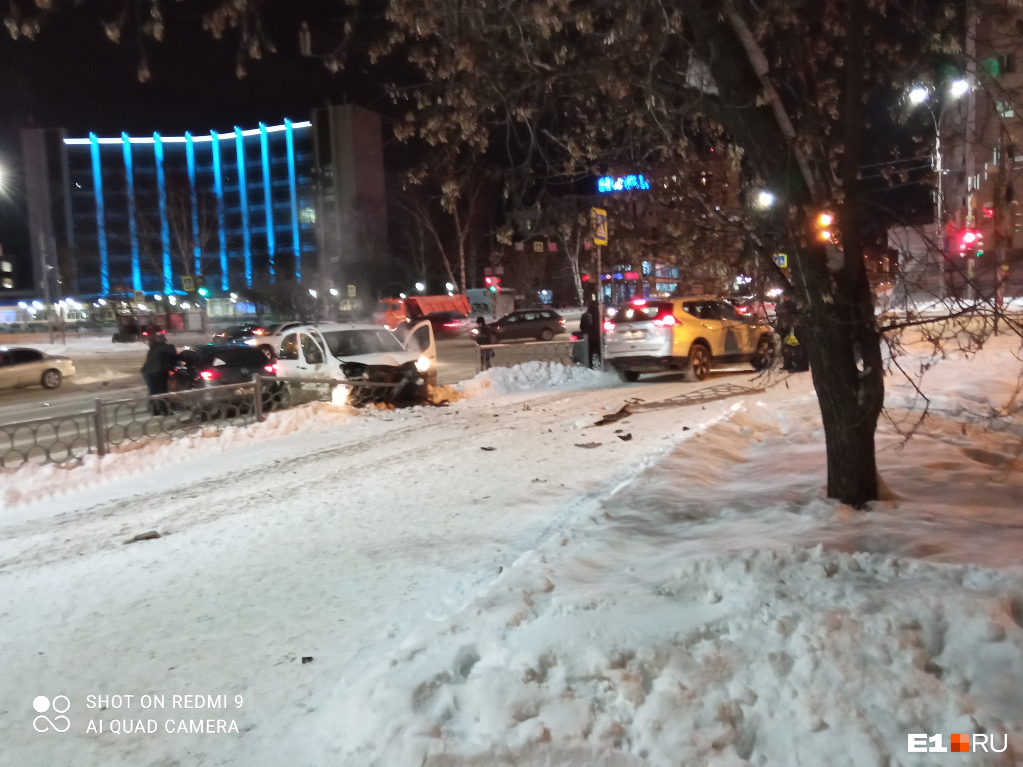 В Екатеринбурге после ДТП машина вылетела на тротуар. Пешеходов спас забор