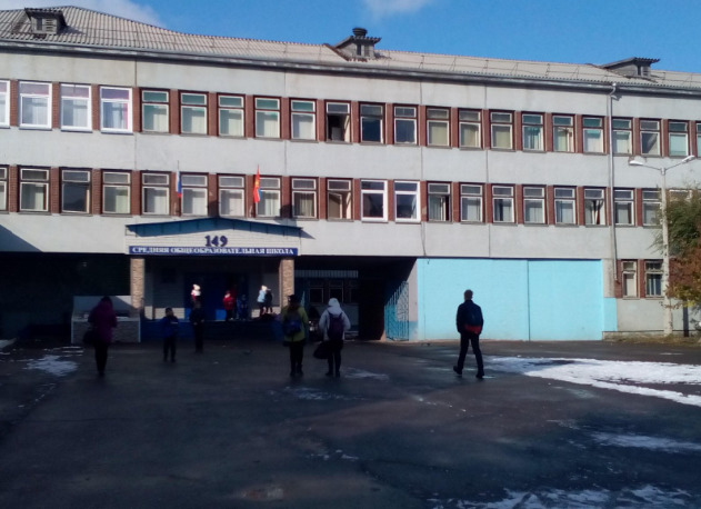 Школа № 149 простилась с педагогом, которая была заражена коронавирусом Школа № 149 простилась с педагогом, которая была заражена коронавирусом 