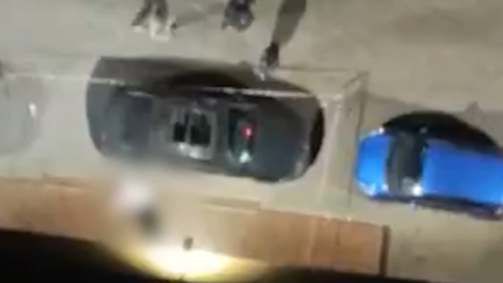 Мужчина выпал из окна высотки в «Красном Аксае» на припаркованный автомобиль