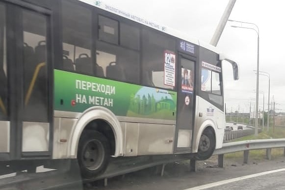 Во время ДТП столб остановил автобус от дальнейшего скатывания Во время ДТП столб остановил автобус от дальнейшего скатывания