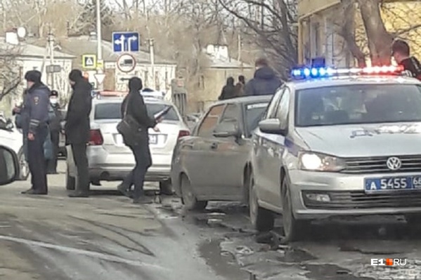 Женщина выбежала на дорогу в неположенном месте Женщина выбежала на дорогу в неположенном месте