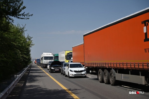 Из-за аварии проезд за Аксайским мостом затруднен Из-за аварии проезд за Аксайским мостом затруднен